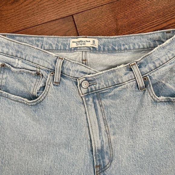 Abercrombie Ultra High Rise 90s Straight Jean - Picture 10 of 12